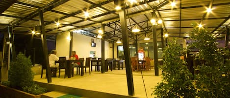 Café da manhã, almoço e jantar; culinária tailandesa