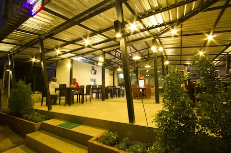 Breakfast, lunch, dinner served; Thai cuisine