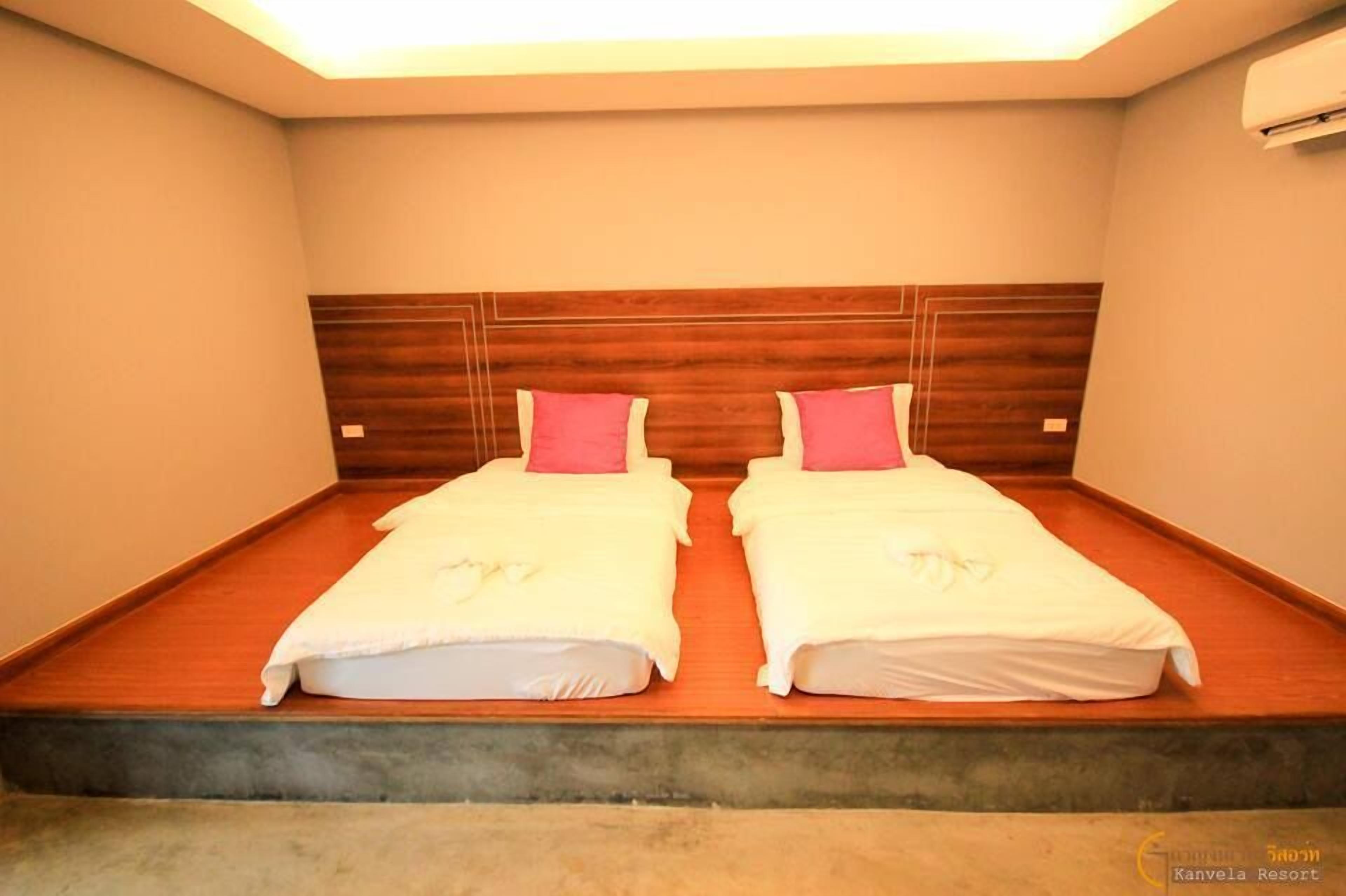 standard twin room | desk, blackout curtains, free wifi, bed sheets