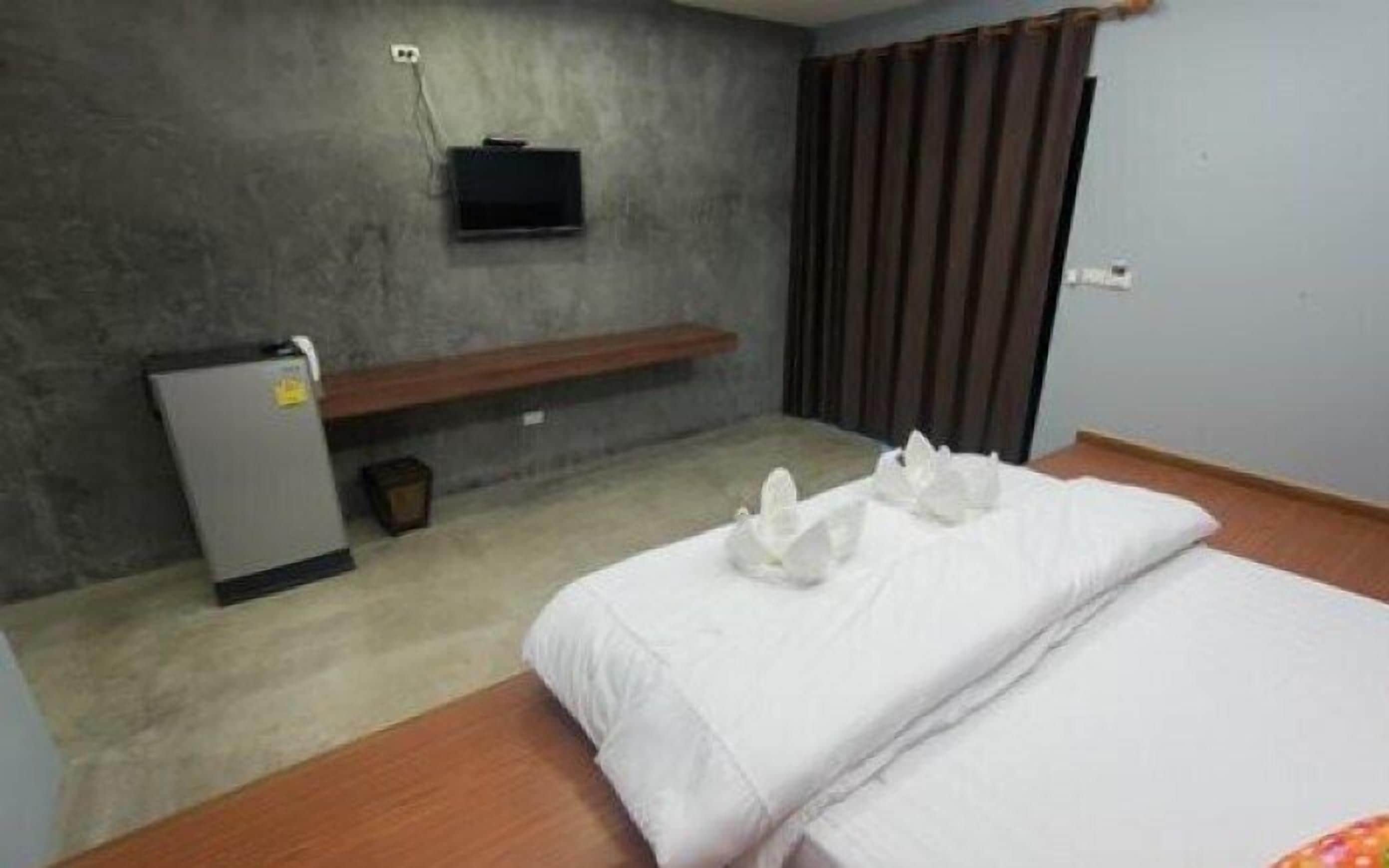 standard double room | desk, blackout curtains, free wifi, bed sheets