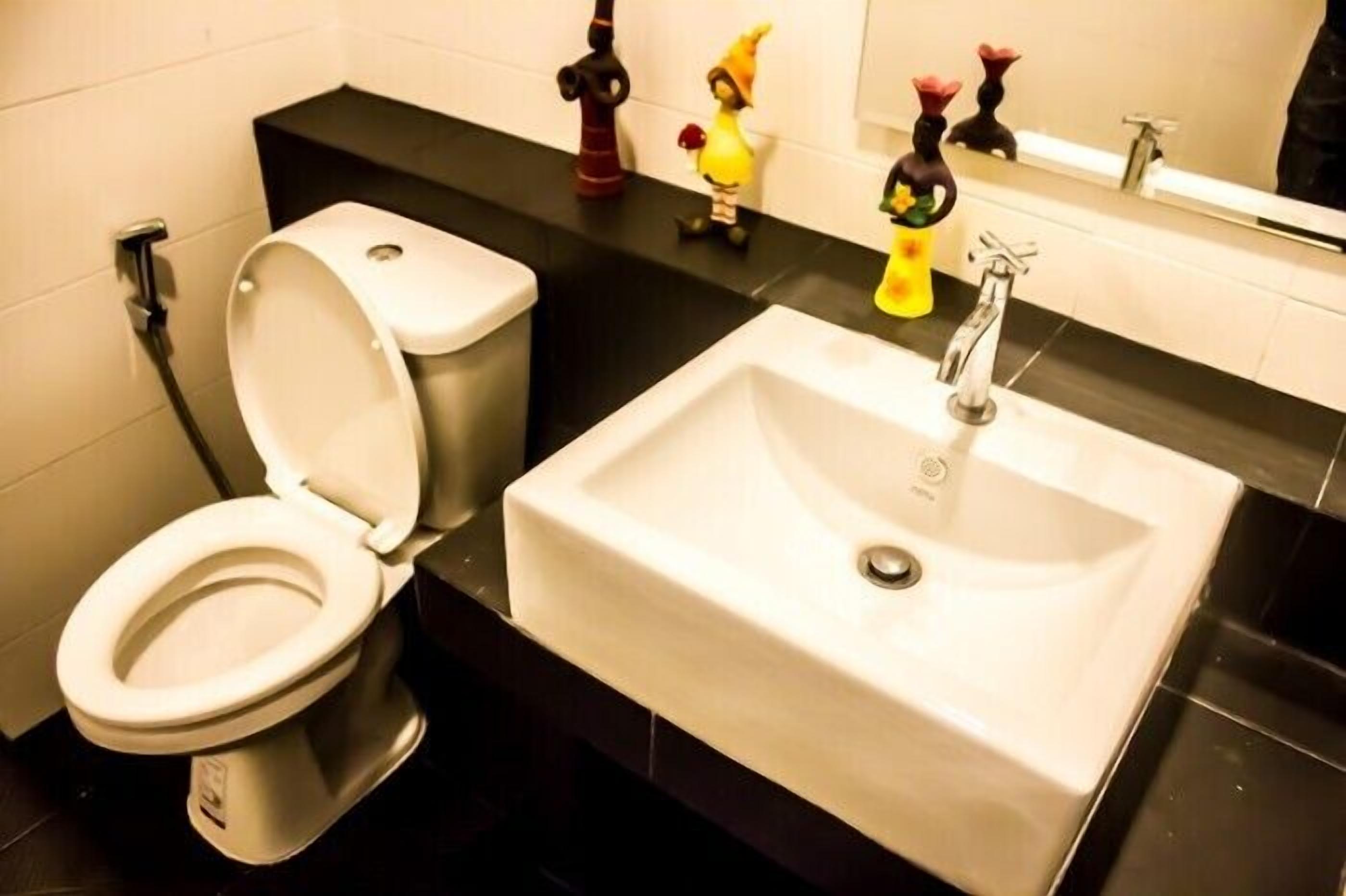 shower, rainfall showerhead, free toiletries, towels