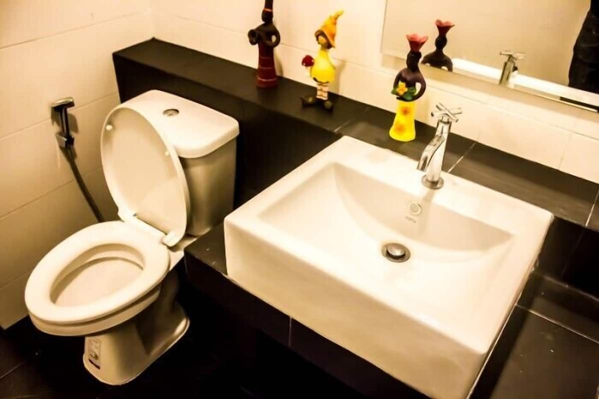 shower, rainfall showerhead, free toiletries, towels