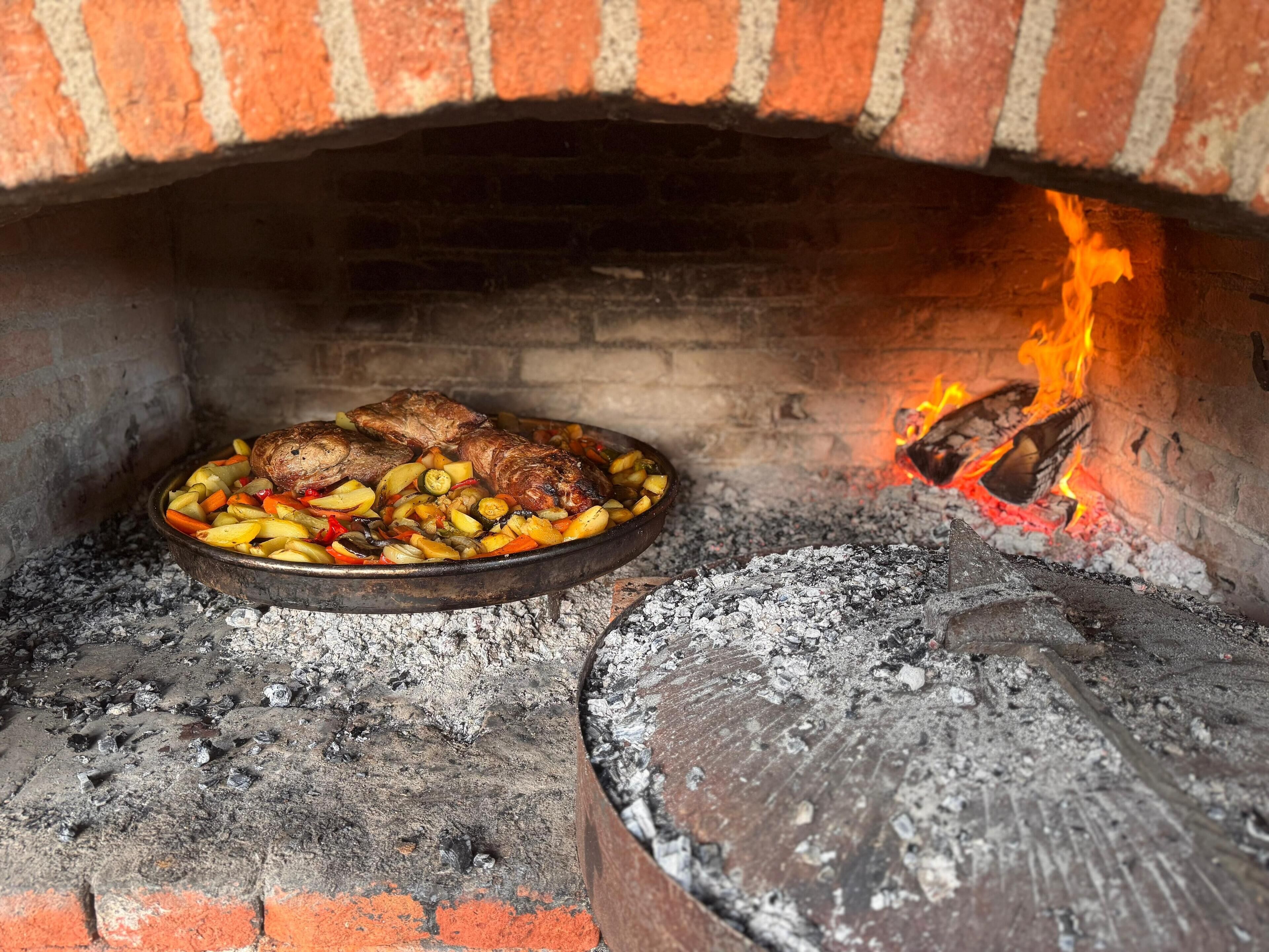 Un horno de ladrillo con comida cocinándose en su interior.