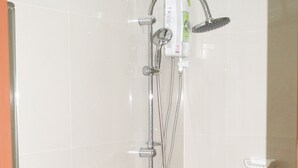 Un baño con inodoro, lavamanos y ducha.