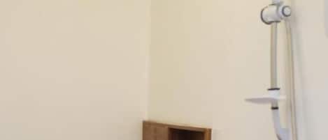 Un bagno con WC, lavandino e doccia.