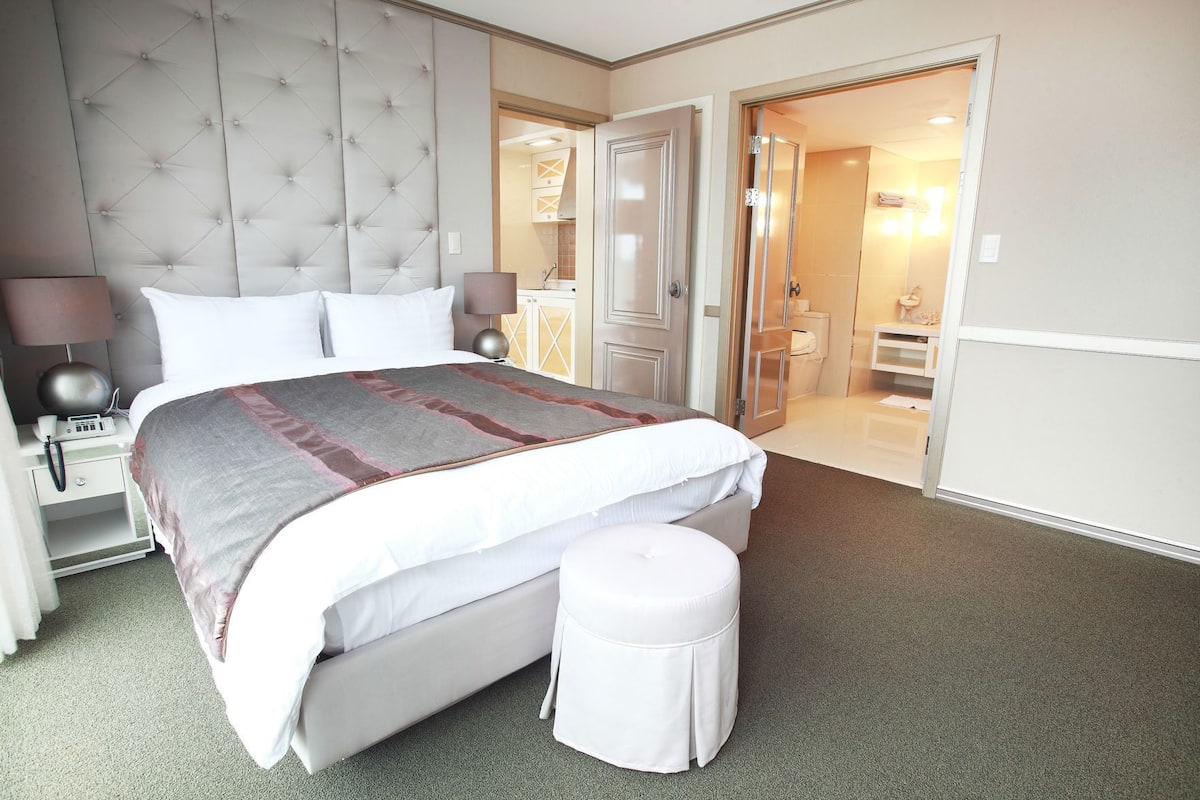 Blackout drapes, iron/ironing board, free WiFi, bed sheets