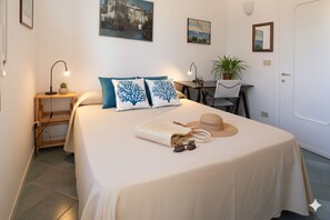 Apartment, 3 Bedrooms, Terrace, Sea View | 3 bedrooms, iron/ironing board - Appartamento Profumo di Mare (Cipressa)