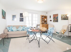 Appartement, 3 chambres, terrasse, vue sur la mer | Aire de séjour | Téléviseur à écran plat
