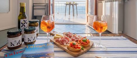 Appartement, 3 slaapkamers, terras, uitzicht op zee | Woonruimte | Flatscreentelevisie