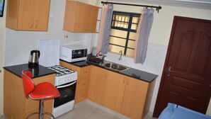 Suite (Furnished Apartment) | Private kitchen