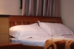 Íróasztal és vasaló/vasalódeszka