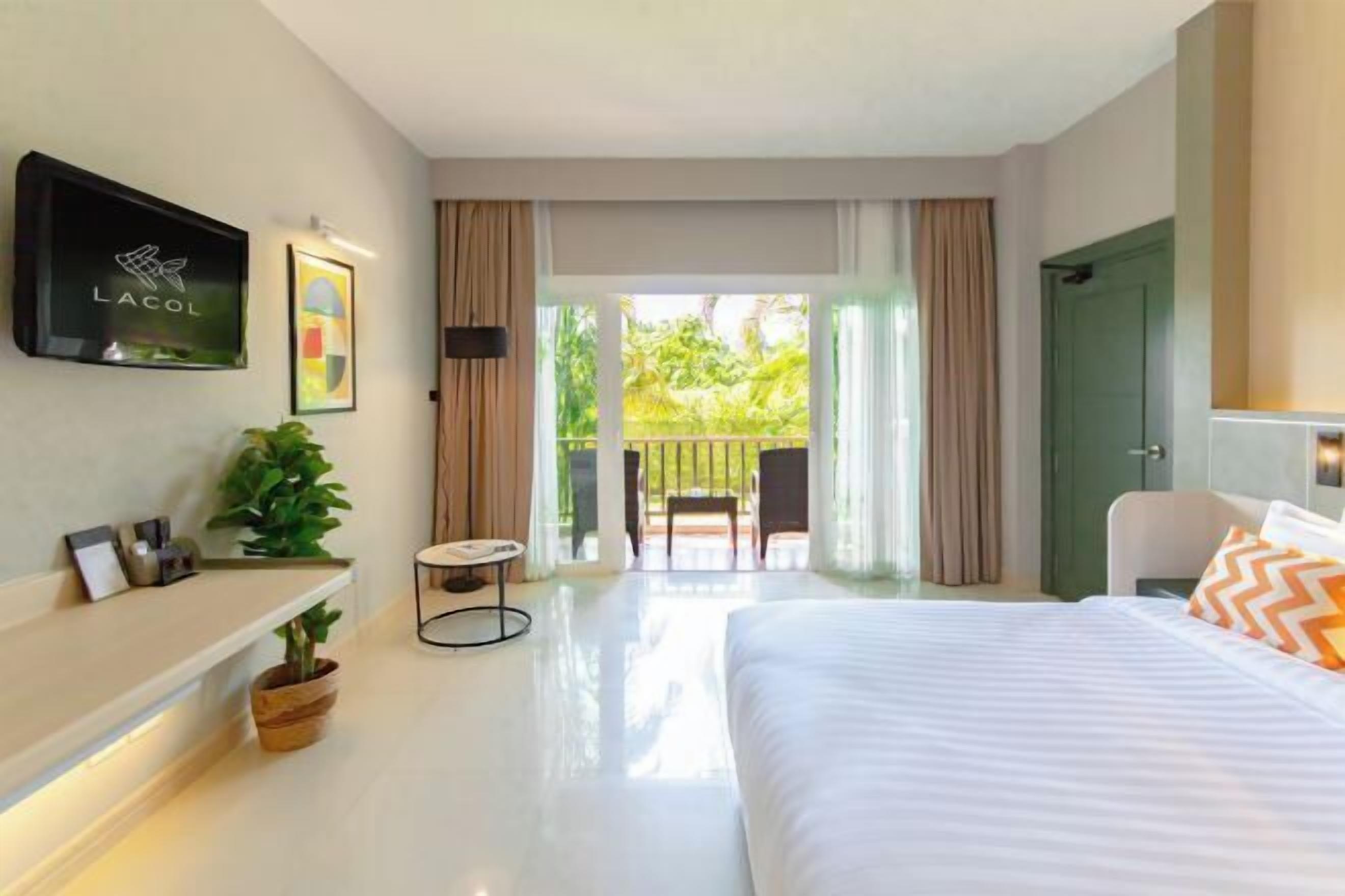 Minibar contenant certains articles gratuits, coffre-fort, bureau
