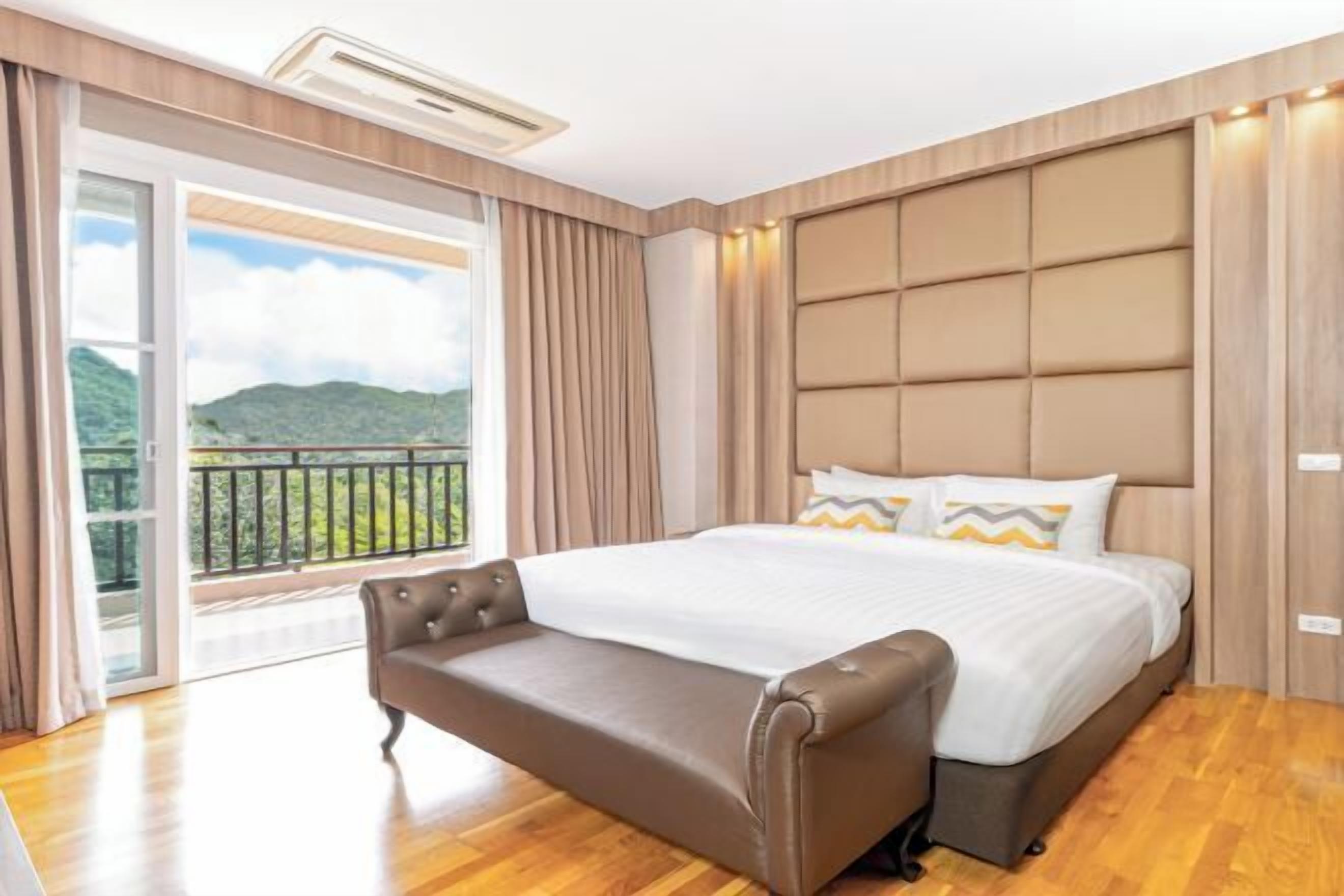 Minibar contenant certains articles gratuits, coffre-fort, bureau