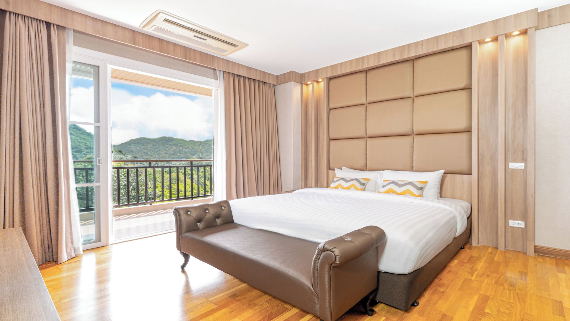One Bedroom Suite Hillside | Free minibar items, in-room safe, desk, laptop workspace