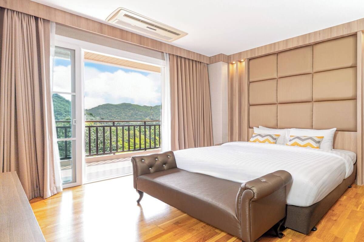 One Bedroom Suite Hillside | مأكولات ومشروبات مجانية في الميني بار وخزنة داخل الغرفة ومكتب