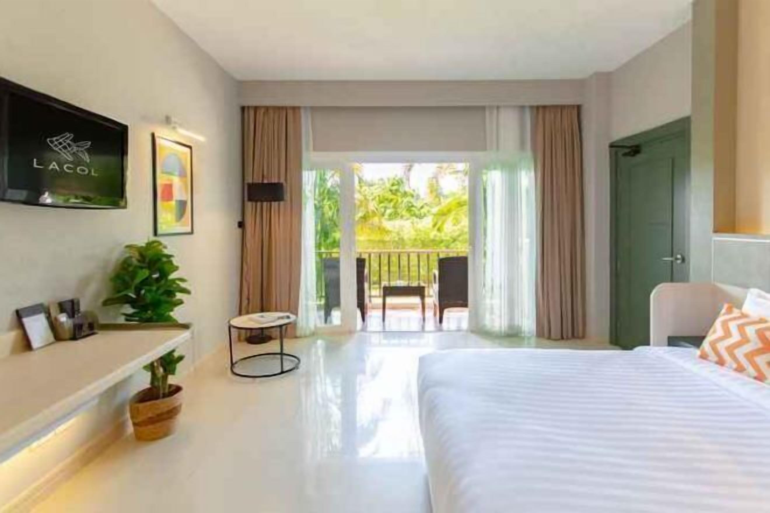 Minibar contenant certains articles gratuits, coffre-fort, bureau