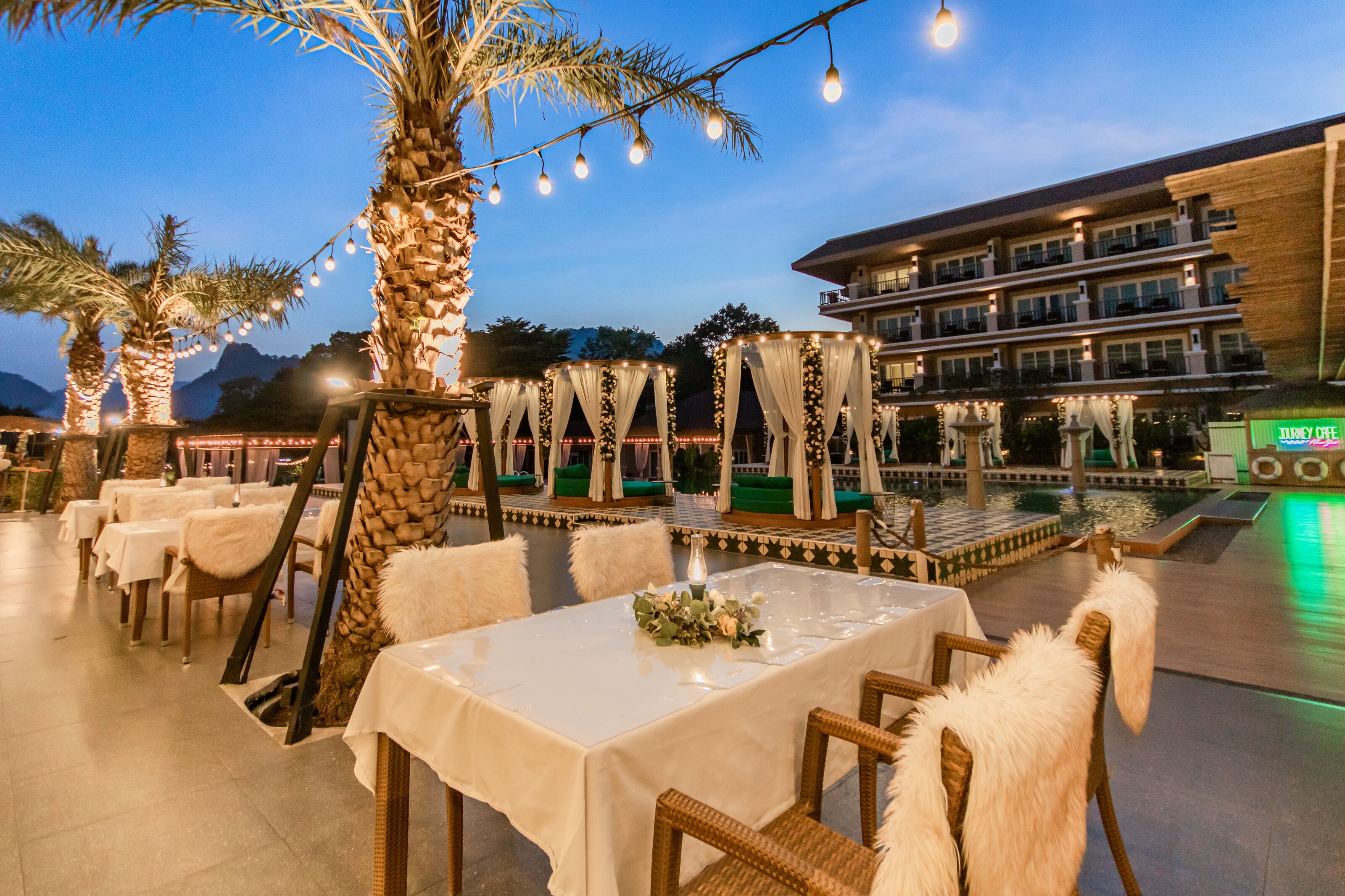 2 restaurants; breakfast, lunch and dinner served 