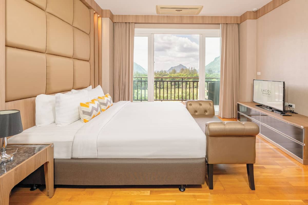 3 Bedrooms Family Suite Hillside | مأكولات ومشروبات مجانية في الميني بار وخزنة داخل الغرفة ومكتب