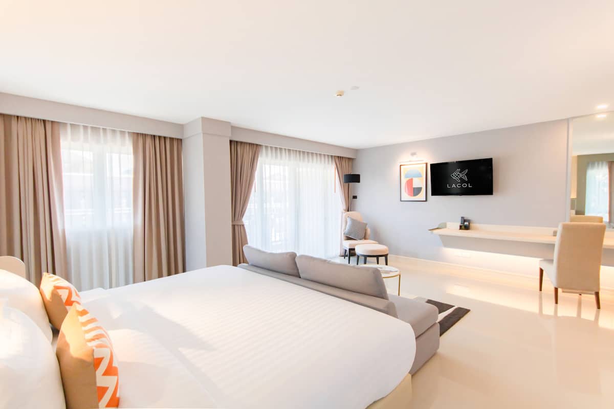 1 Bedroom Suite King | مأكولات ومشروبات مجانية في الميني بار وخزنة داخل الغرفة ومكتب