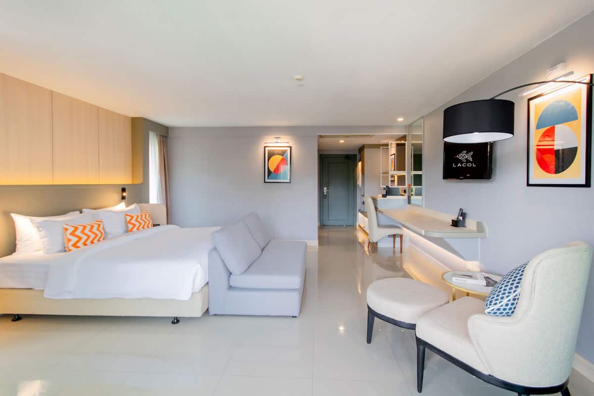 Executive Deluxe Pool View King | مأكولات ومشروبات مجانية في الميني بار وخزنة داخل الغرفة ومكتب