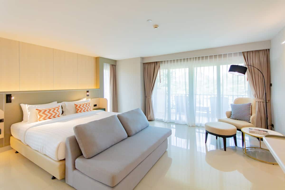 Free minibar items, in-room safe, desk, laptop workspace