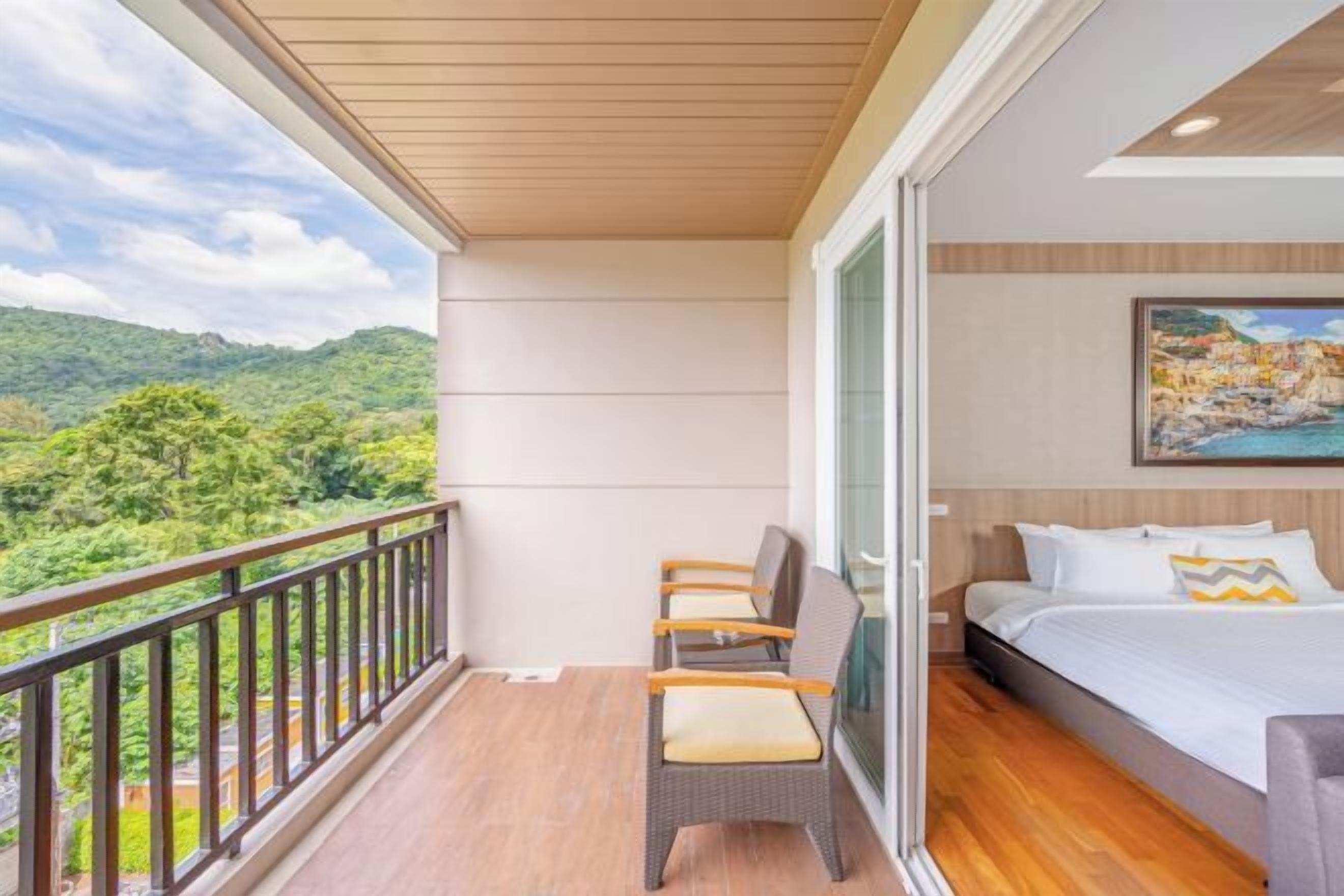 Minibar contenant certains articles gratuits, coffre-fort, bureau