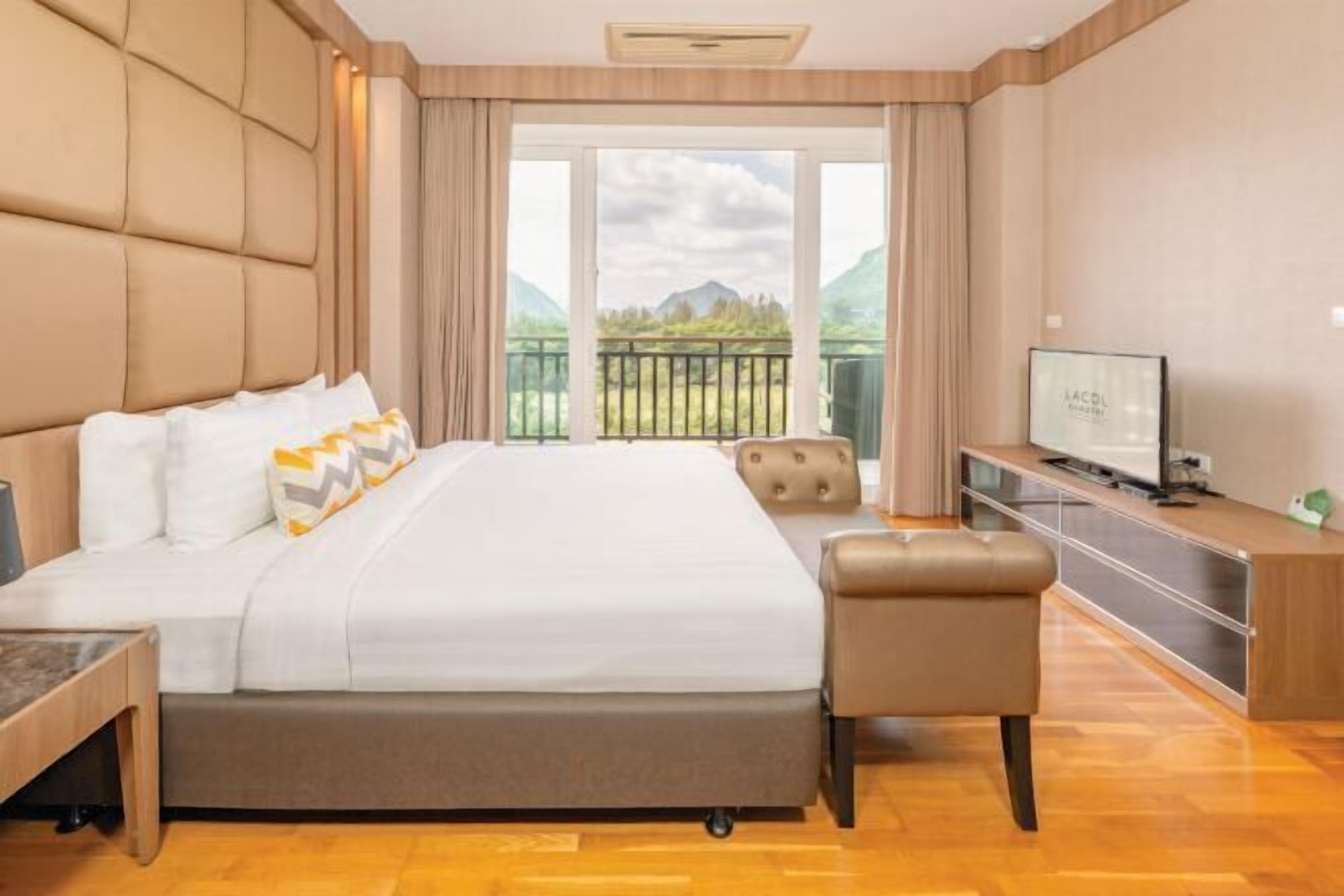 Minibar contenant certains articles gratuits, coffre-fort, bureau