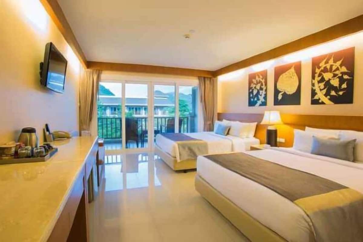 Minibar (con algunos artículos gratuitos), caja fuerte, escritorio