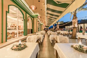 2 restaurantes, se sirve desayuno, cocina local e internacional 