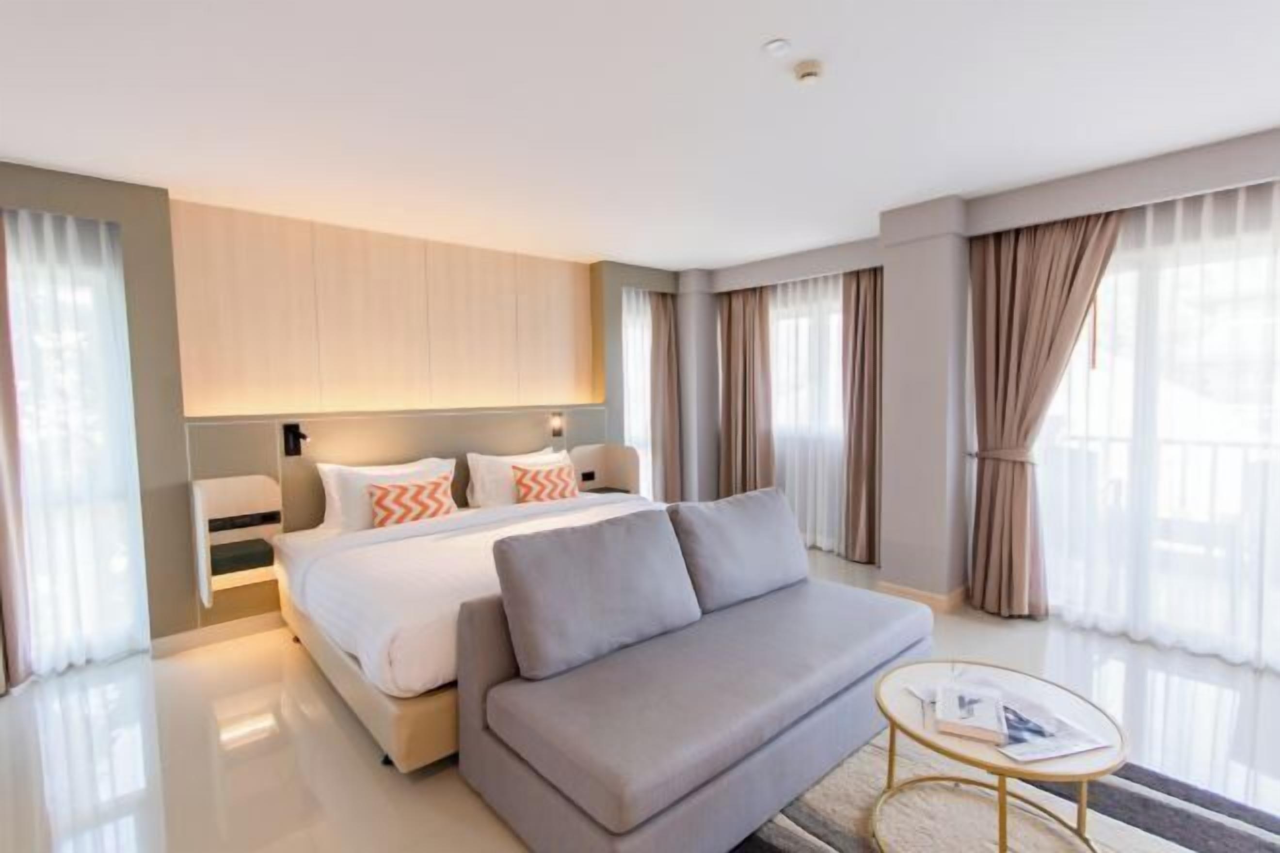Minibar contenant certains articles gratuits, coffre-fort, bureau