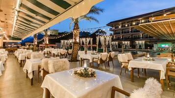 2 restoran dengan sajian hidangan lokal dan internasional