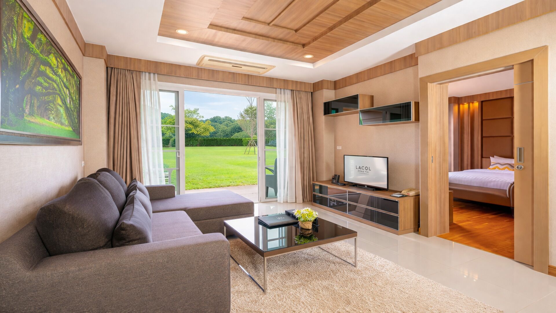 One Bedroom Suite Hillside (Dog Friendly) | Living area | 32-inch LCD TV with digital channels, TV