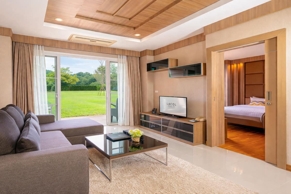 One Bedroom Suite Hillside (Dog Friendly) | منطقة المعيشة | تلفزيون إل سي دي بحجم 32-بوصة يعرض قنوات تلفزيونية رقمية، تلفزيون