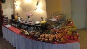 A buffet table with various food items and beverages. - Hotel Garni Alt Refrath (Bergisch Gladbach)