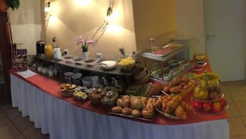 Café da manhã com buffet todos os dias (EUR 17.5 por pessoa)