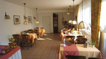 Tägliches Frühstücksbuffet (17.5 EUR pro Person)