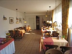 Päivittäinen buffetaamiainen (17.5 EUR per henkilö)
