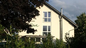 A building with a sign that reads "Garnier Refath." - Hotel Garni Alt Refrath (Bergisch Gladbach)
