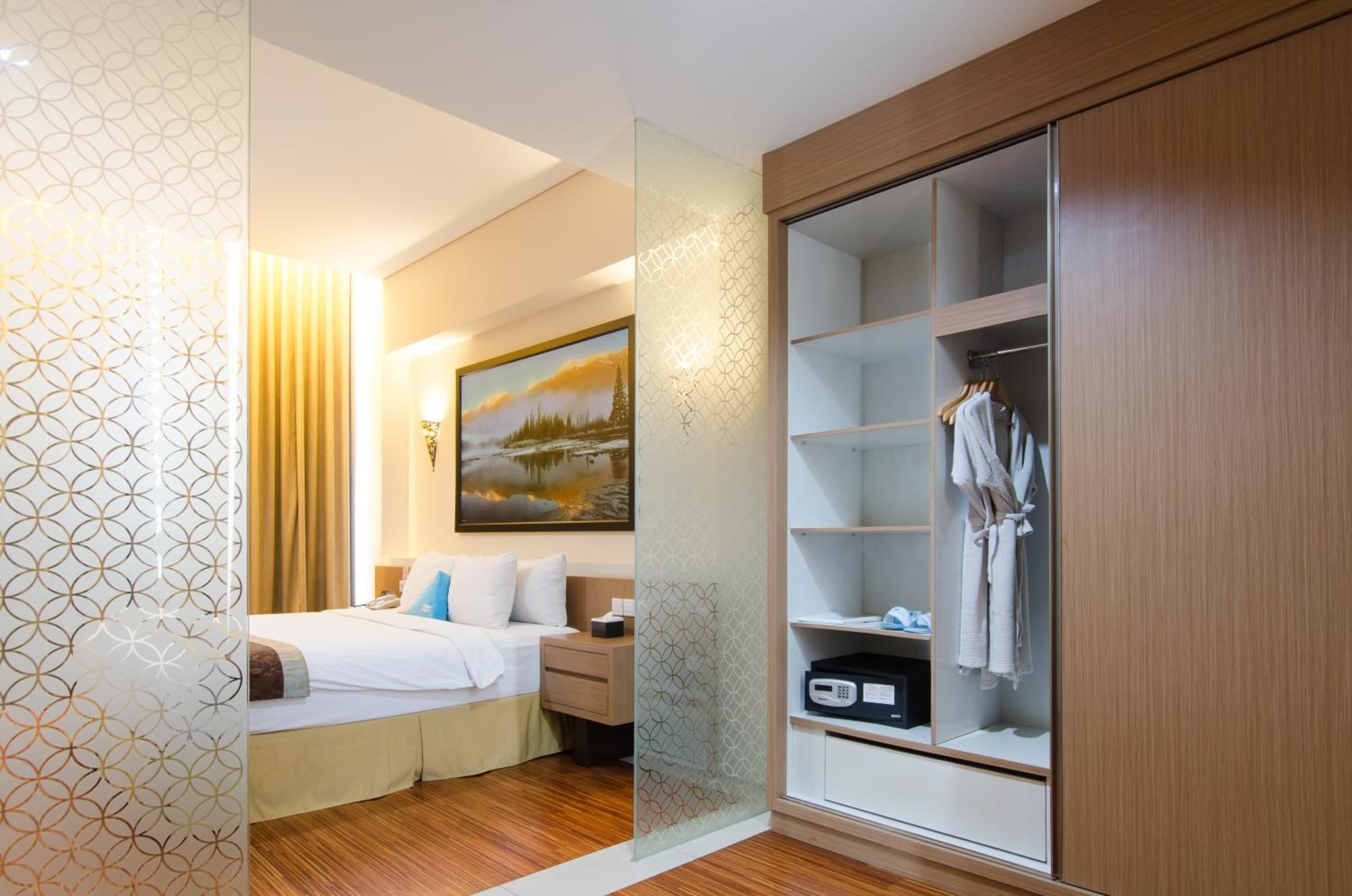 Premium bedding, minibar, free WiFi