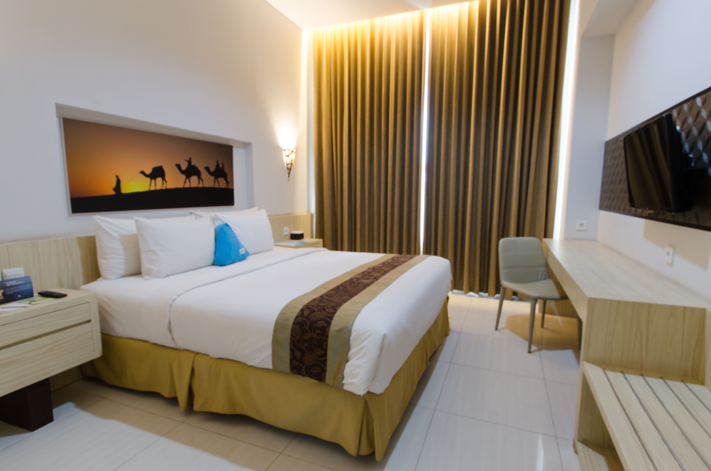 Premium bedding, minibar, free WiFi