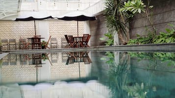 Hồ bơi ngoài trời