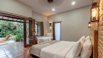 Luxury Room | Minibar, in-room safe, desk, laptop workspace