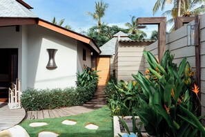 Luxury One Bedroom Villa | Minibar, in-room safe, desk, laptop workspace