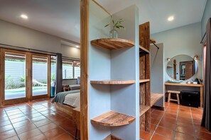 Minibar, caja de seguridad en la habitación y escritorio 