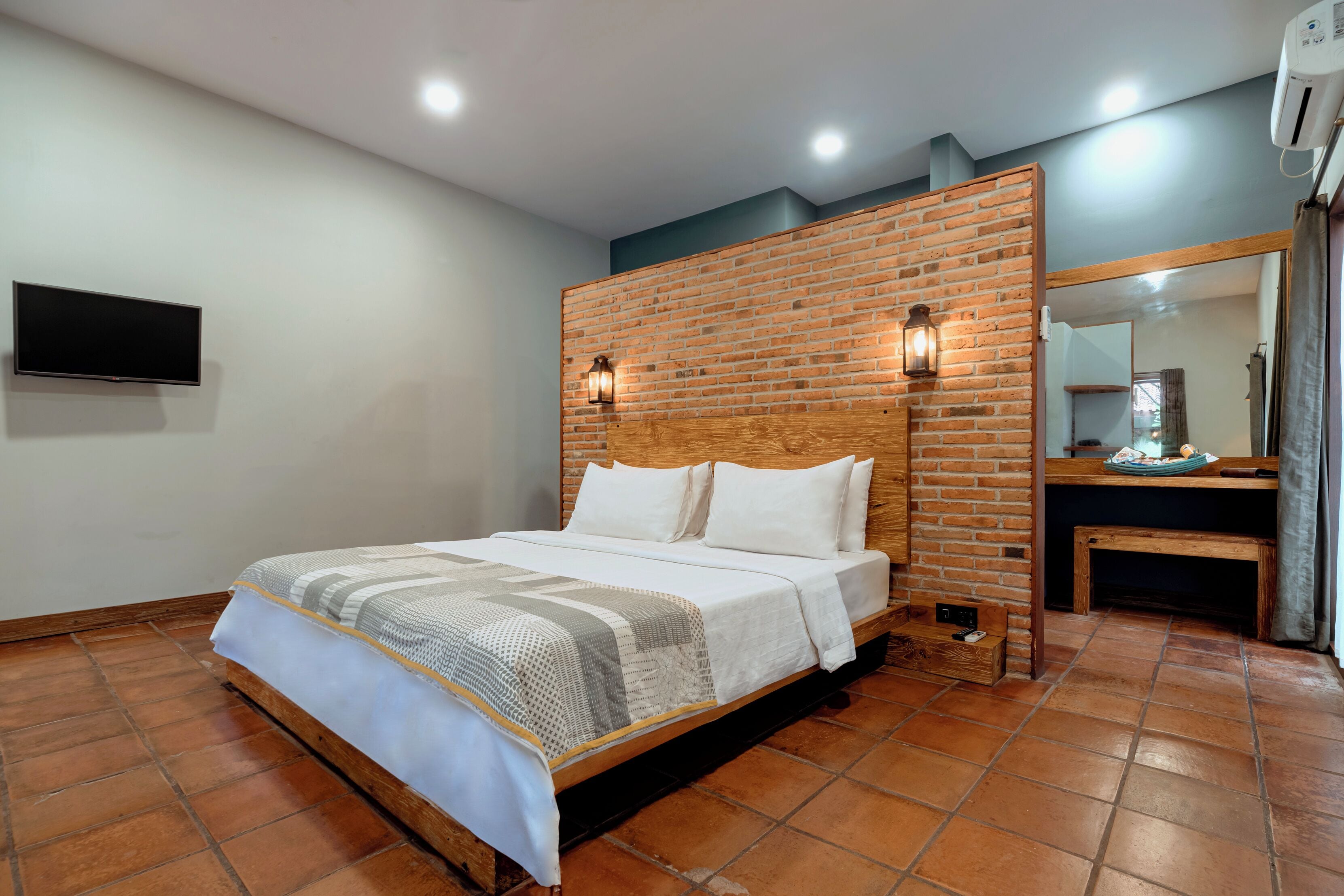 luxury room | minibar, in-room safe, desk, laptop workspace