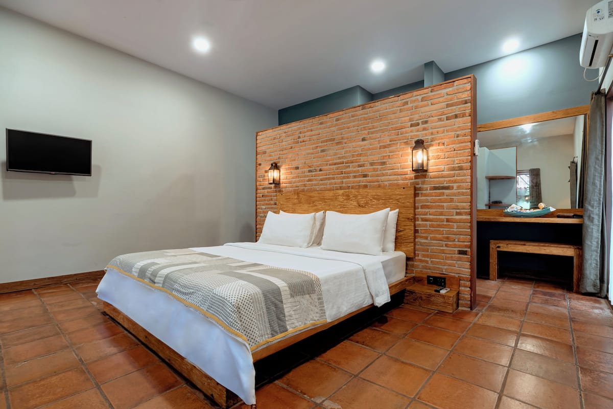 luxury room | minibar, in-room safe, desk, laptop workspace