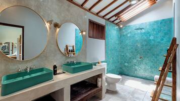 Chambre Luxe | Salle de bain | Douche, douche à « effet pluie », articles de toilette de luxe