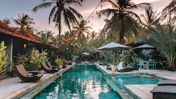Outdoor pool, pool umbrellas, sun loungers