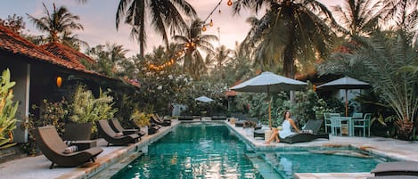 Piscine extérieure, parasols de plage, chaises longues