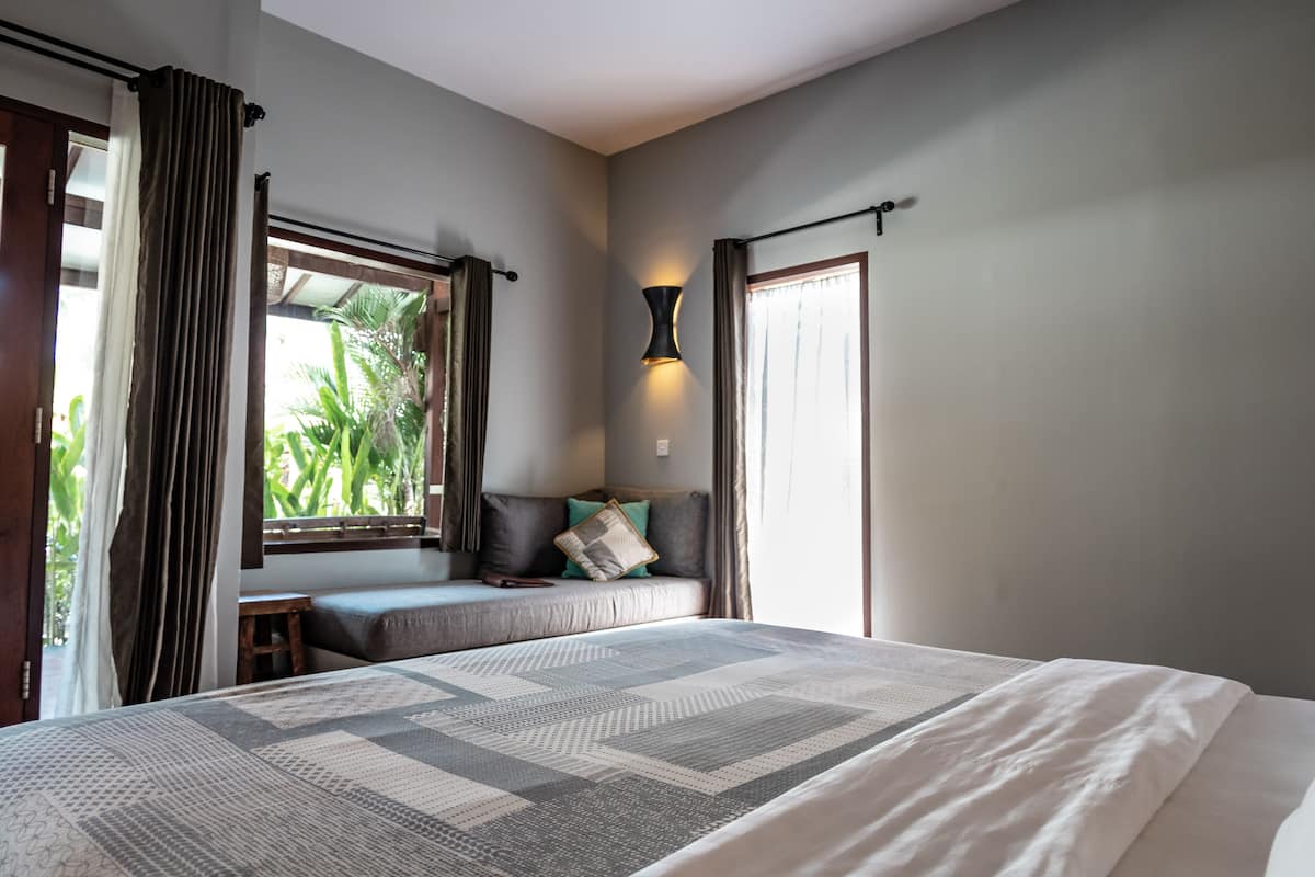 luxury room | living room | 42-inch smart tv with cable channels